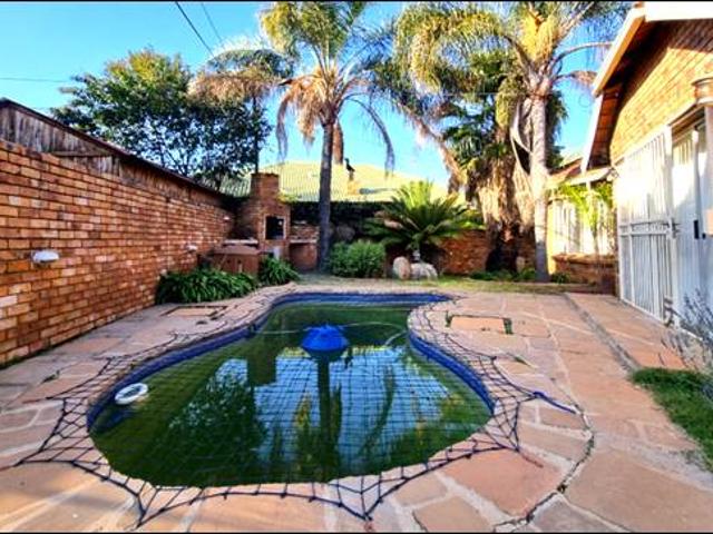 3.0 bed property to rent in moreleta park