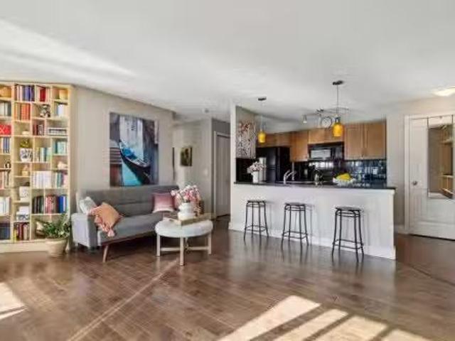 3 121 Village Heights Sw, Calgary, AB, T3H 2L2 condo for sal.