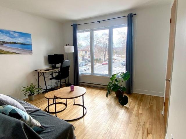 3 1/2 au 2e étage d'un triplex tranquille