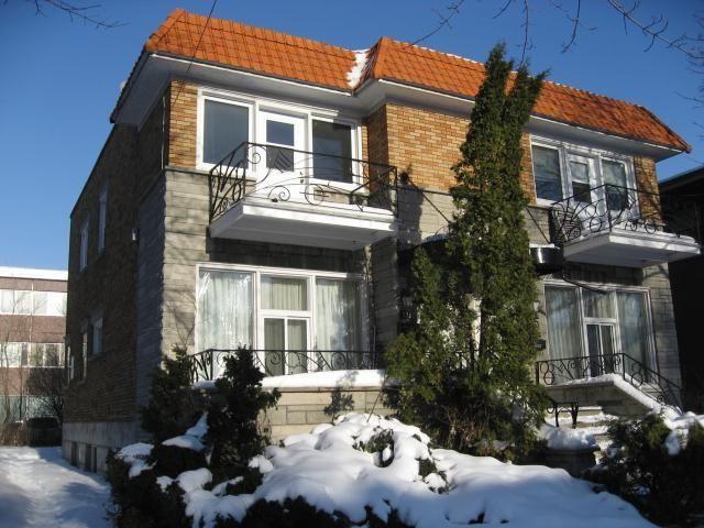 3 1/2 Accueillant dans triplex Ville Saint Laurent