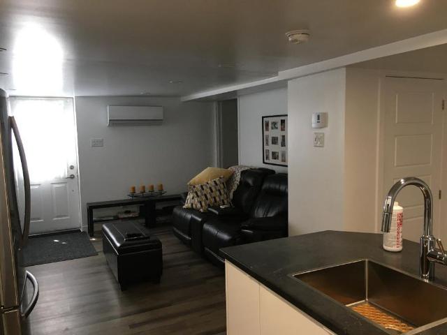 3 1/2 comprenant une pièce supplémentaire pour bureau ou rangement, demi sous sol d'un triplex à louer