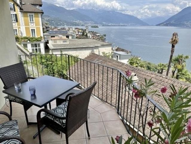 3 1/2 Zimmer Wohnung im 1. OG sehr ruhig, sonnig mit Panoramaseeblick / appartamento di 3 1/2 locali con bella vista lago