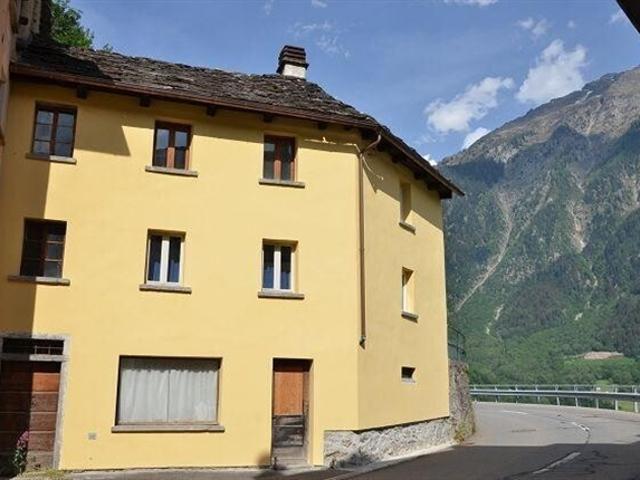 3 1/2 Zimmer Doppelhaus mit grossem Garten, Terrasse und Parkplatz / 3 1/2 Zimmer Doppelhaus mit grossem Garten