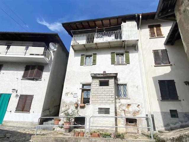 3 1/2 Zimmer Dorfhaus mit Balkon und Aussicht zum Ausbauen / 3 1/2 Zimmer Haus mit Balkon renovierungsbedürftig