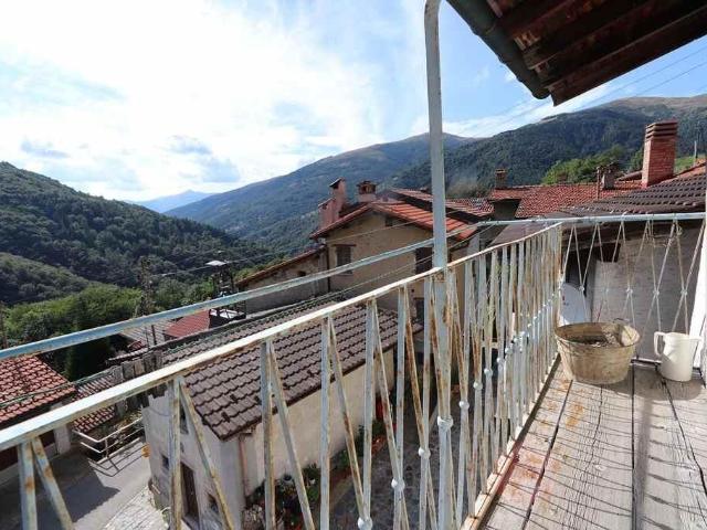 3 1/2 Zimmer Dorfhaus mit Balkon und Aussicht zum Ausbauen / casa di 3 1/2 locali con balcone da ristrutturare | dreamo. Ch