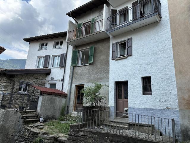 3 1/2 Zimmer Dorfhaus mit kleinem Sitzplatz an sehr ruhiger, sonniger Aussichtslage / 3 1/2 Zimmer Dorfhaus mit kleinem Sitzplatz an sehr ruhiger, sonniger Aussichtslage