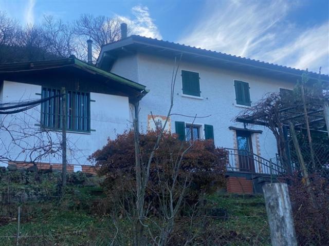 3 1/2 Zimmer Einfamilienhaus mit grossem Umschwung und schöner Aussicht / casa di 3 1/2 locali con grande terreno e bella vista