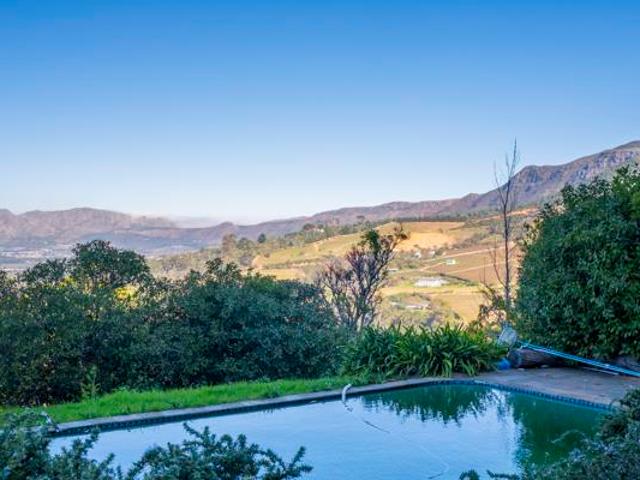 3 225 m² Land available in Constantia