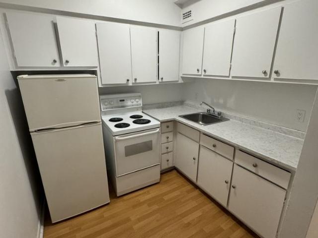 3.5 Available AUG 1st – 175 Sherbrooke O