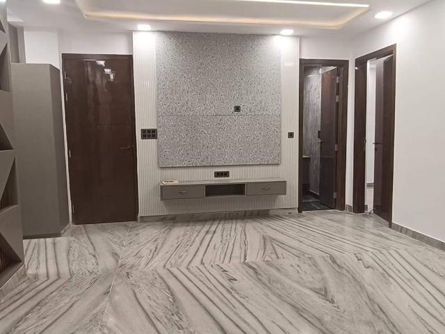 3.5 Bedroom 100 Sq.Yd. Builder Floor in Shalimar Bagh Delhi Listing ID: #8975