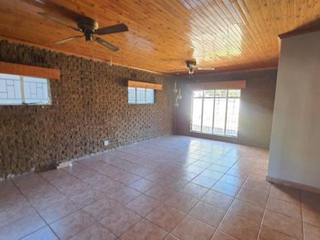 3.5 Bedroom House in Protea Park