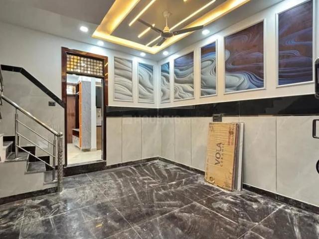 3.5 BHK Independent House in Dwarka Mor for resale New Delhi. The reference number is 19573879