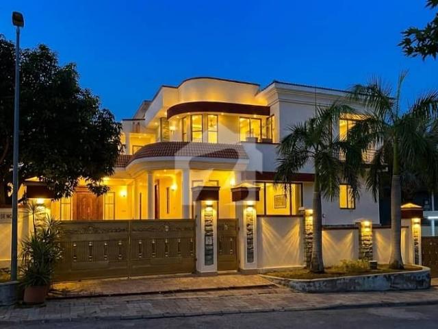 3.5 Kanal Luxury Designer House Available For Rent