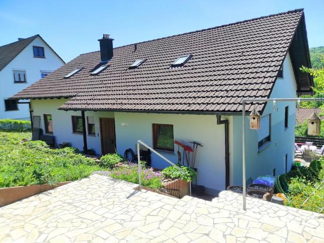 3,5 Zimmer Eigentumswohnung mit zwei Balkonen, Garage und Garten