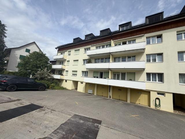 3.5 Zimmer Wohnung mit Balkon und Aussenparkplatz