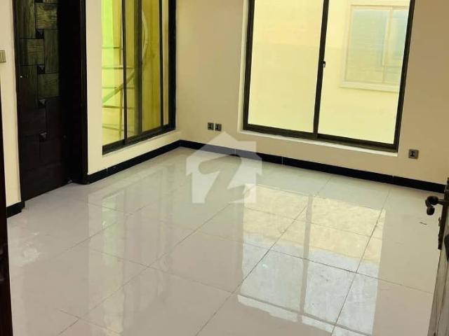3Bed DDL 125 sq yd Villa FOR SALE at Precicnt 11B All Amenities Nearby Heighted Location Investor Rates