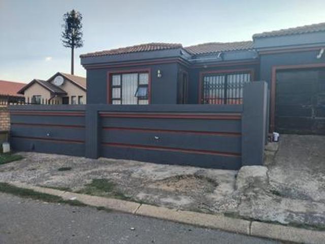 3bedrooms house on the market locate.