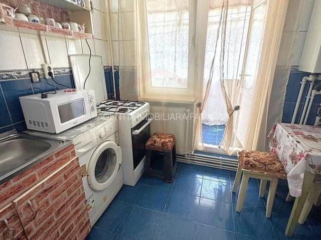 3oo Euro Inchiriere apartament o camera, parter
