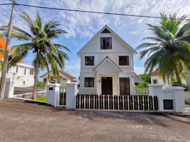 3Storey bungalow almost fully furnished pocket sea view