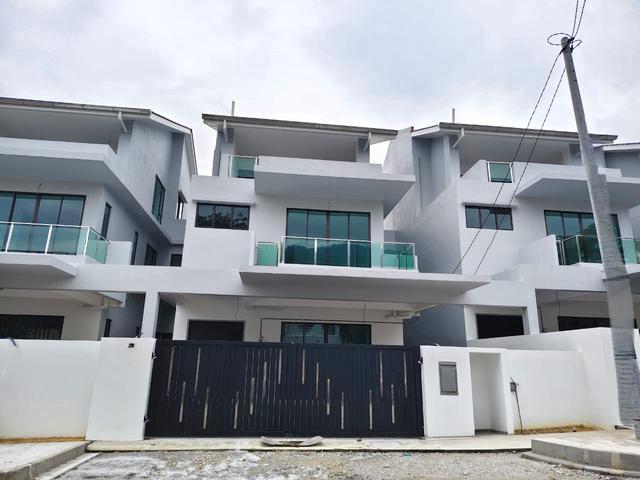 3storey Cluster Semi D for SaleTaman Serumpun Berapit