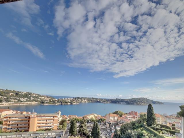 3P, terrasse, piscine, vue à couper le souffle sur la rade de Villefranche !