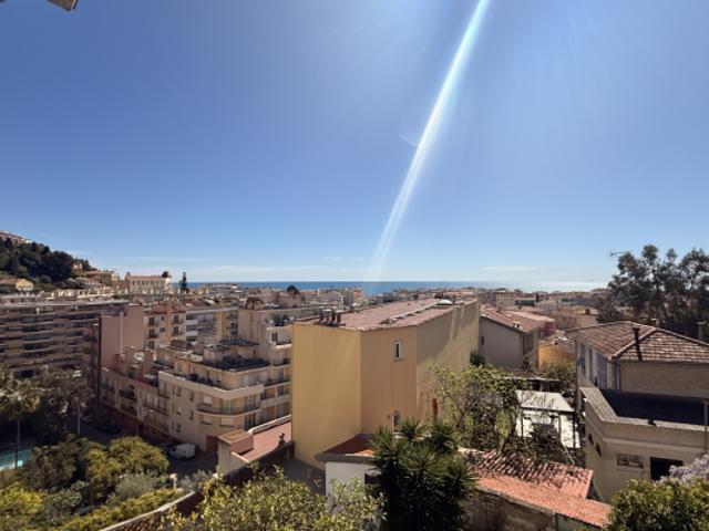 3p bourgeois en dernier étage avec vue mer