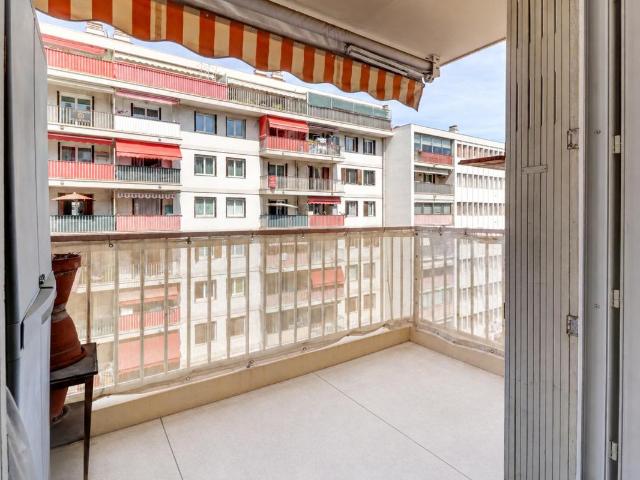 3P en étage élevé, balcon et aperçu mer – Carras / Arénas