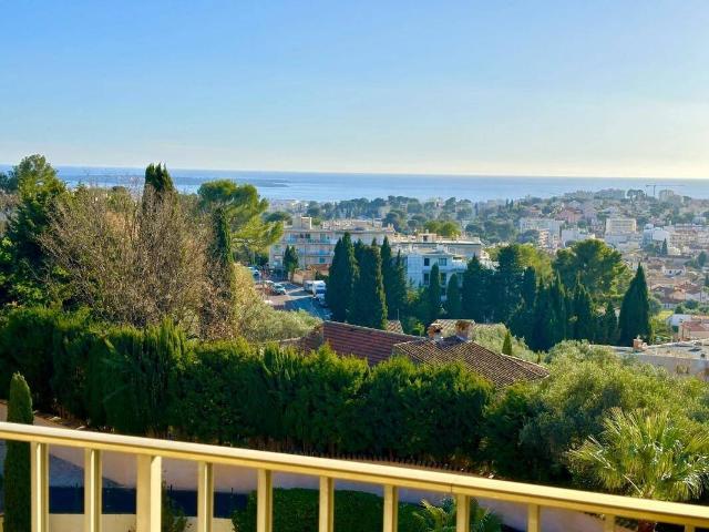 3P ETAGE ELEVE DEGAGEE VUE MER PARC ESTEREL