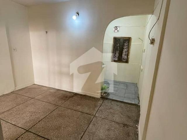 3rd Floor Flat With Lift