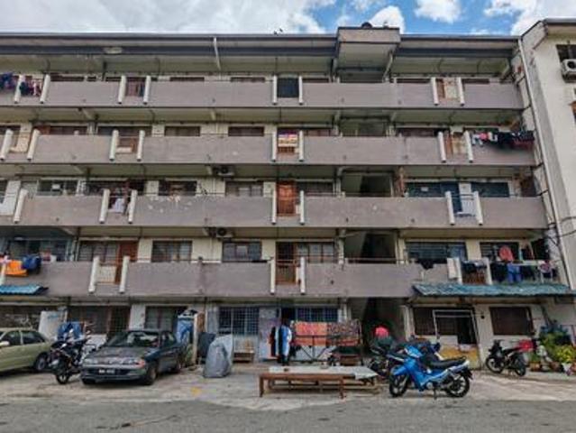 3rd floor walk up flat at lorong pandan taman anika