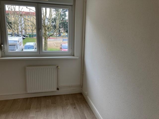 T3 009703 AVEC BALCON 1ER ETAGE DANS LA VILLE DE CERNAY