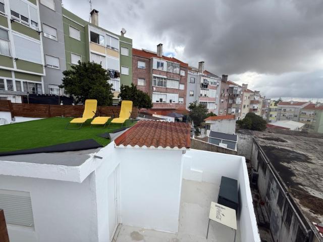 T3 Totalmente Remodelado com Quintal, Anexo e Vista Desafogada | Amadora