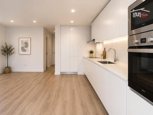 T3 Totalmente Remodelado com Suite e Varanda no Alto do Seixalinho