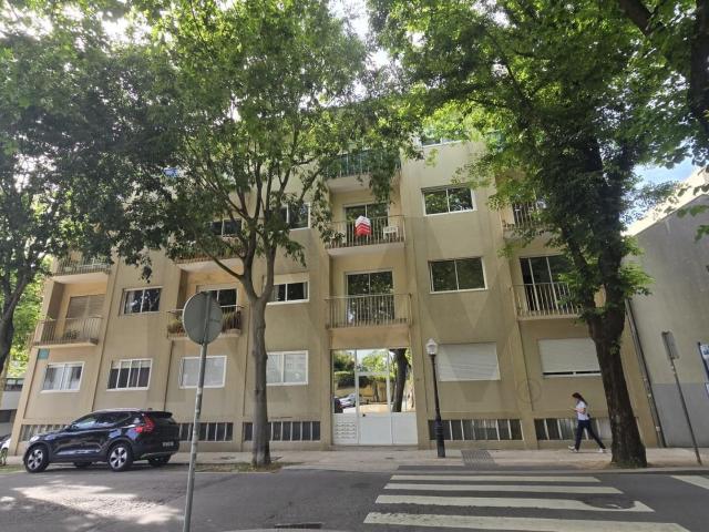 T3 totalmente remodelado com varandas na Praça de Liége