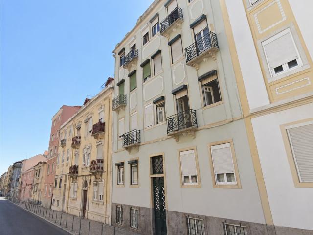 T3 Totalmente Remodelado e Mobilado com Varanda e Terraço Privativo | Arroios / Alameda