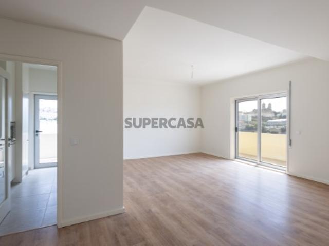 T3 Totalmente Renovado com Varanda Panorâmica em Oliveira Monteiro, Porto