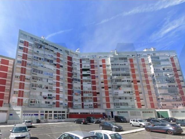 T3 totalmente renovado com garagem e arrecadação em São Domingos de Benfica