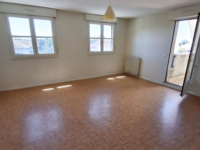T3 TRAVERSANT AVEC TERRASSE COTE PAVE