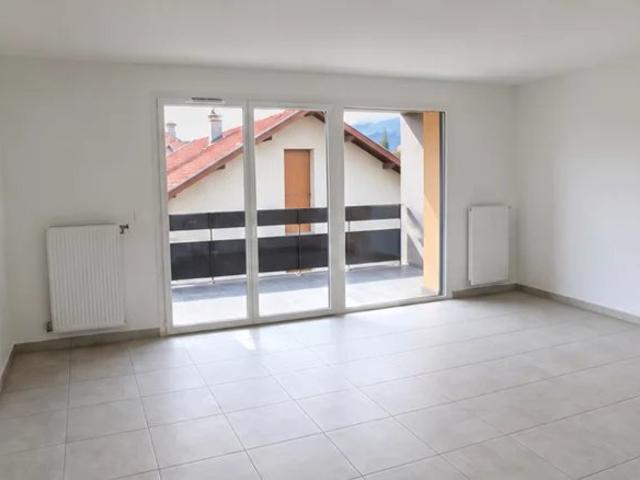 T3 traversant proche frange verte avec GARAGE ET BALCON
