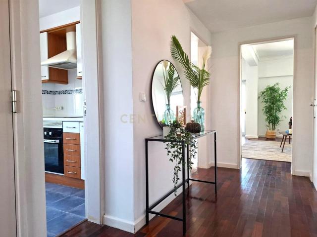 T3 transformado em T2 com 2 casas de banho e elevador