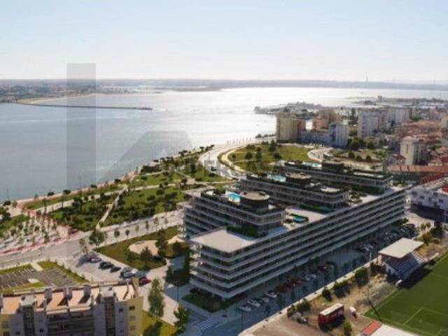 T3 Vista Frontal Tejo com varandas e Piscina