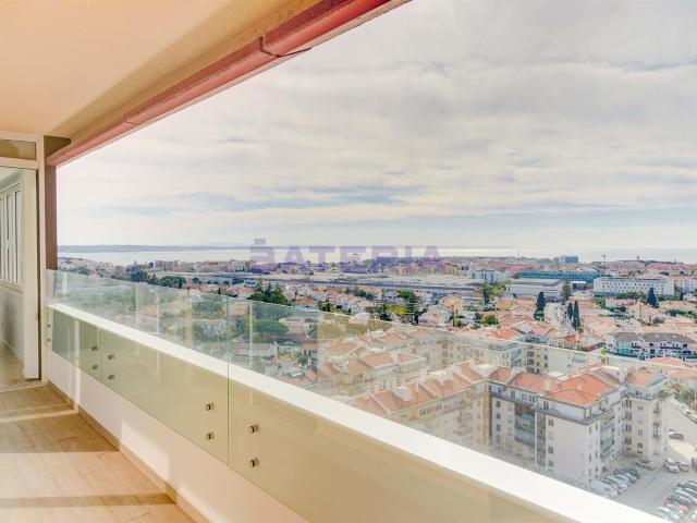 T3 Vista Mar Palmeiras 168m² Carcavelos e Parede
