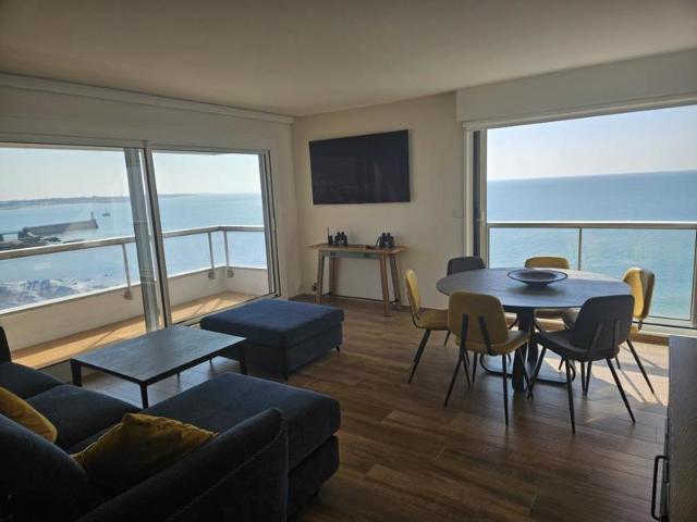 T3 71m² • Vue mer panoramique • Corniche 8e étage • Cave & Parking