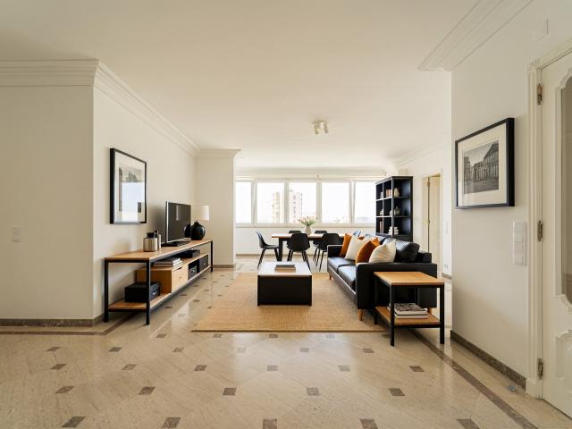 T3 Areeiro Praça Bernardo Santareno com 150m2 remodelado e equipado com vistas incríveis 1 lugar de garagem