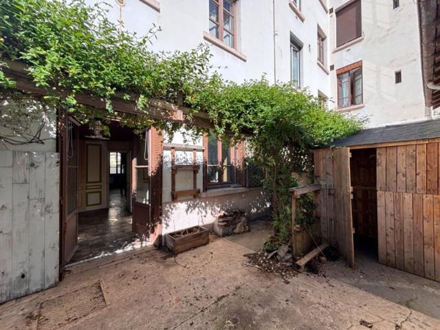 T3 AVEC COUR PRIVATIVE / RUE MARCEL MERIEUX METRO JEAN JAURES