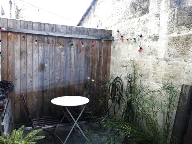 T3 AVEC TERRASSE dans rue calme