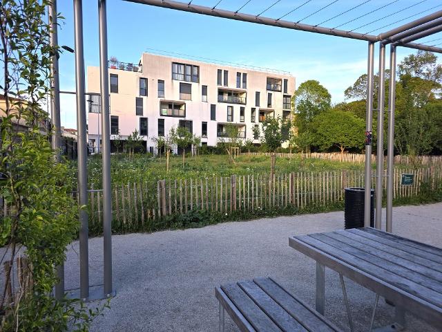T3 avec Terrasse et parking proche quais et Chartrons