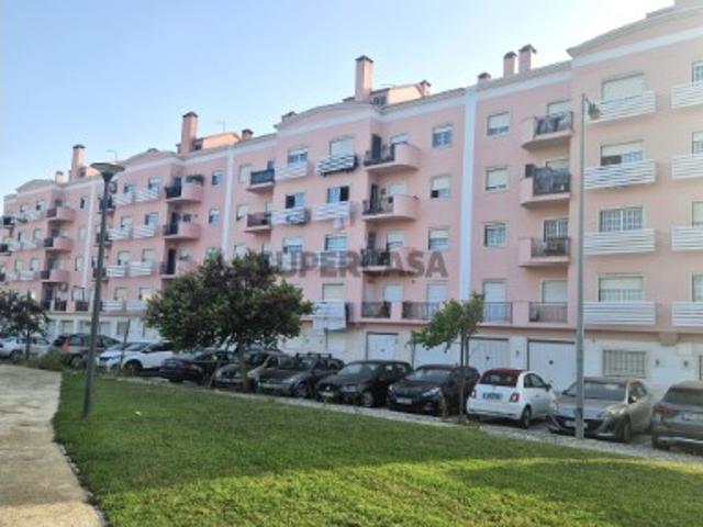 Apartamento T3 usado em Montijo e Afonsoeiro, com garagem e elevador, perto de transportes públicos e autoestrada