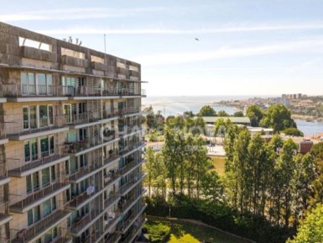 T3 c/ Varanda e Lugar de Garagem nas Lake Towers, Vila Nova de Gaia