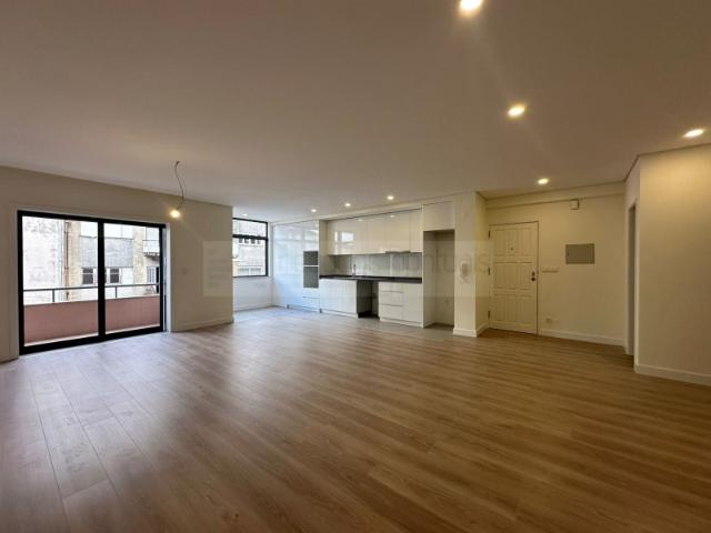 T3 centro, próximo Arco Porta Nova, cozinha equipada, ar condicionado e garagem fechada